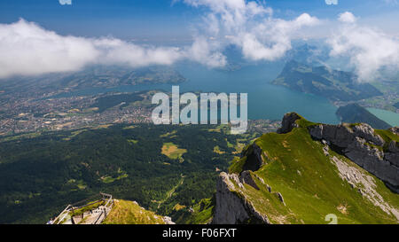 4 Forested-Cantons Lake. Le lac des Quatre-Cantons (Vierwaldstättersee). La Suisse Banque D'Images