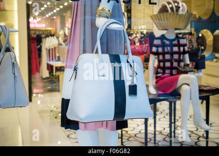 L'image de fichier : Une fenêtre s'afficher à une boutique de Kate Spade sur la Cinquième Avenue dans le quartier de Flatiron New York le Mardi, Août 4, 2015. Kate Spade & Co. ont déclaré des ventes a augmenté de 5,7  % mais ont été inférieures aux attentes des analystes. La société a vendu et fermé marques de se concentrer sur son core business Kate Spade New York. (© Richard B. Levine) Banque D'Images