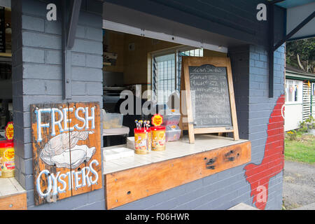 Dame travaillant dans un magasin de fish and chips à Brooklyn près de la rivière hawkesbury, nouvelle galles du Sud, Australie Banque D'Images