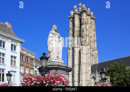 Statue de l'Archiduchesse Marguerite d'Autriche (1480-1530) et la Cathédrale Saint Rumbold et tour à Malines, Belgique Banque D'Images