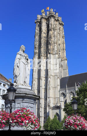 Statue de l'Archiduchesse Marguerite d'Autriche (1480-1530) et la Cathédrale Saint Rumbold et tour à Malines, Belgique Banque D'Images