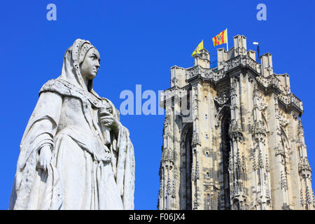 Statue de l'Archiduchesse Marguerite d'Autriche (1480-1530) et la Tour Saint Rumbold à Mechelen, Belgique Banque D'Images