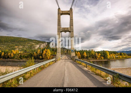 Pont sur la rivière Glomma menant au village de l'Atna Stor-Elvdal, municipalité du comté de Hedmark, Norvège. Banque D'Images