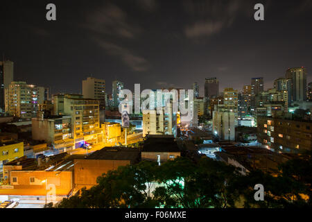 Vue panoramique vue de Caracas, Venezuela, de nuit avec un panneau d'affichage de Maduro, le nouveau président du Venezuela en 2015. Banque D'Images