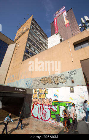 Des personnes non identifiées, obtenir dans et hors de la Hoyada métro à Caracas. Les immeubles de grande hauteur et de ciel bleu en arrière-plan. Banque D'Images