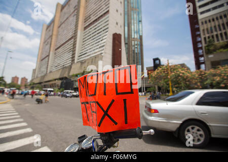 Moto taxi sign debout sur une moto au centre-ville de Caracas où ils sont le pire fléau. Venezuela 2015 Banque D'Images