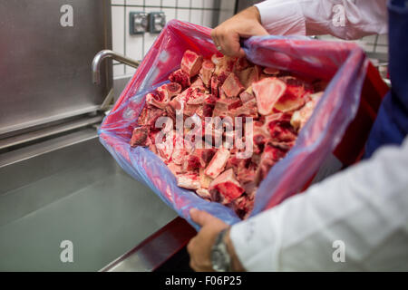 Munich, Allemagne. 29 juillet, 2015. Le chef Michael Schubaur est titulaire d'une boîte d'os de boeuf dans une chambre de refroidissement du Ratskeller cuisines dans Munich, Allemagne, 29 juillet 2015. Photo : Matthias Balk/dpa/Alamy Live News Banque D'Images