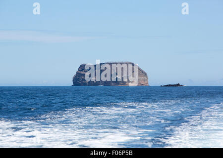 Rock formation au milieu de l'océan Pacifique aux îles Galapagos contre un ciel bleu clair. L'Équateur 2015. Banque D'Images