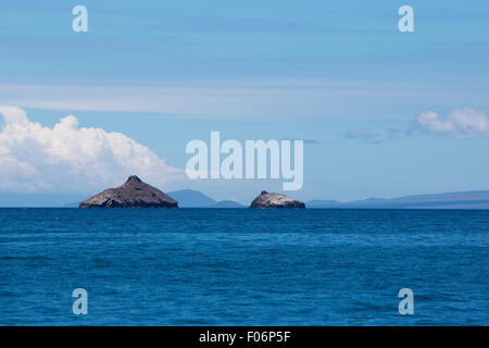 Rock formation au milieu de l'océan Pacifique aux îles Galapagos contre un ciel bleu clair. L'Équateur 2015. Banque D'Images