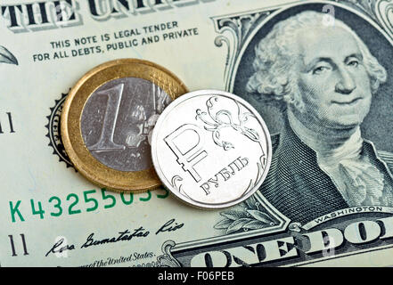 Pièce de roubles russes, euro et dollars banknotes close up Banque D'Images