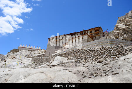 Monastère bouddhiste Palais Shey au Ladakh Inde sur le sommet de collines rocheuses Banque D'Images