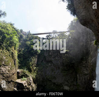 Pailon del Diablo et sa cascade, Banos Agua Santa. Le Pailon del Diablo est une assez grande cascade Banque D'Images