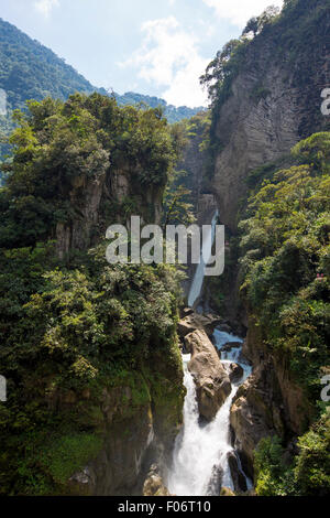 Pailon del Diablo et sa cascade, Banos Agua Santa. Le Pailon del Diablo est une assez grande cascade Banque D'Images