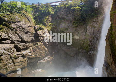 Pailon del Diablo et sa cascade, Banos Agua Santa. Le Pailon del Diablo est une assez grande cascade Banque D'Images