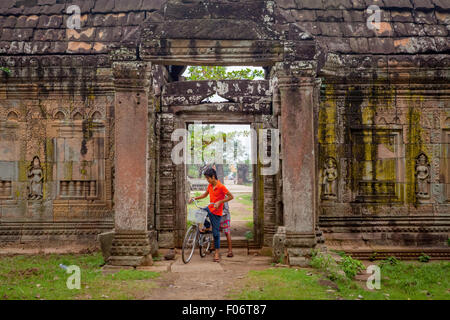 Enfants à vélo au temple Banteay Prei Nokor à Kampong Cham, Cambodge. Banque D'Images