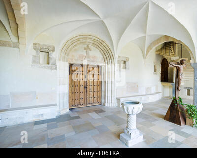 Entrée de l'église à l'Abbaye Notre-Dame de Saint-Remy (Rochefort) Banque D'Images