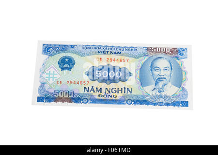 Cinq mille dongs vietnamiens billet sur un fond blanc Banque D'Images