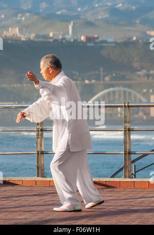 Personnes âgées Chinese man practicing Tai Chi Banque D'Images