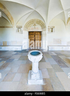 Entrée de l'église à l'Abbaye Notre-Dame de Saint-Remy (Rochefort) Banque D'Images