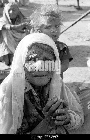 Les gens dans le camp des dalits en Inde brian mcguire Banque D'Images