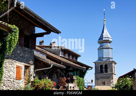 France, Haute Savoie, Yvoire, le campanile de l'église. Banque D'Images