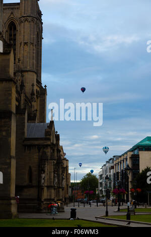 Bristol, Royaume-Uni. 09Th Aug 2015. La cathédrale de Bristol et de l'Agence de l'environnement bâti bâtiment montgolfières Crédit : Rob Hawkins/Alamy Live News Banque D'Images