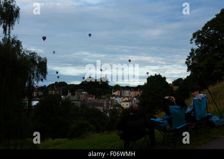 Bristol, Royaume-Uni. 09Th Aug 2015. Trois personnes sur des chaises pliantes regarder les ballons décoller de leur point de vue sur Brandon Hill, Bristol Crédit : Rob Hawkins/Alamy Live News Banque D'Images