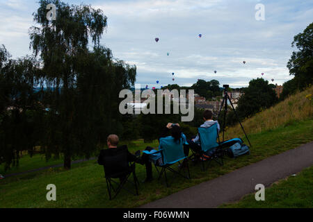 Bristol, Royaume-Uni. 09Th Aug 2015. Trois personnes sur des chaises pliantes regarder les ballons décoller de leur point de vue sur Brandon Hill, Bristol Crédit : Rob Hawkins/Alamy Live News Banque D'Images