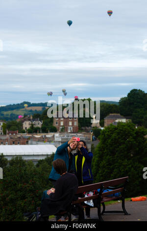 Bristol, Royaume-Uni. 09Th Aug 2015. Les gens se rassemblent pour regarder les ballons décoller de leur point de vue sur Brandon Hill, Bristol Crédit : Rob Hawkins/Alamy Live News Banque D'Images