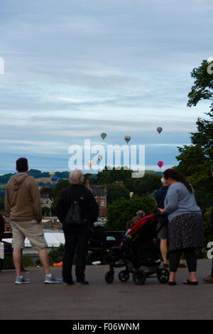 Bristol, Royaume-Uni. 09Th Aug 2015. Les gens se rassemblent pour regarder les ballons décoller de leur point de vue sur Brandon Hill, Bristol Crédit : Rob Hawkins/Alamy Live News Banque D'Images