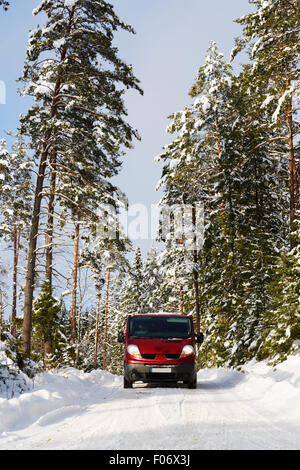 4x4, SUV de la conduite sur route de campagne enneigée Banque D'Images