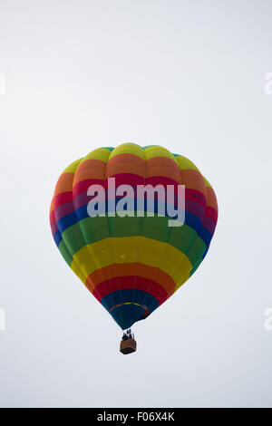 Bristol, Royaume-Uni. 09Th Aug 2015. De couleur arc-en-stripey hot air balloon Crédit : Rob Hawkins/Alamy Live News Banque D'Images