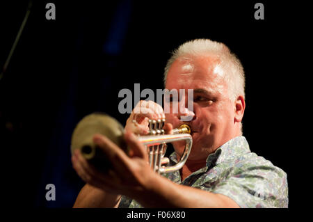 Brecon, Powys, au Royaume-Uni. 8e août 2015. Chris Batchelor à la trompette - Pigfoot effectuer à la 31e Brecon Jazz Festival qui a lieu dans la beauté des Brecon Beacons et cette année est la plus internationale des line-up dans le cadre de l'événement 31 ans d'histoire. Headliners sont Ray Davies, Dr. John, et Robert Glasper. Les Brecon Fringe Festival se déroule également sur les mêmes dates dans divers endroits à travers la ville. Credit : Graham M. Lawrence/Alamy Live News. Banque D'Images