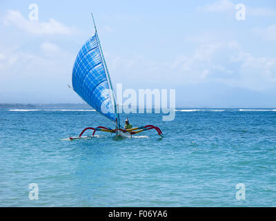 'Dragonfly' traditionnel balinais bateau sur la plage Banque D'Images