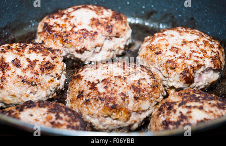 Six d'épaisseur des hamburgers de bœuf juteux en friture pan libre Banque D'Images