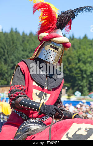 AGASUL, SUISSE - Le 18 août : inconnus en armure de chevalier sur le cheval prêt pour l'action au cours de la reconstruction de tournoi Banque D'Images