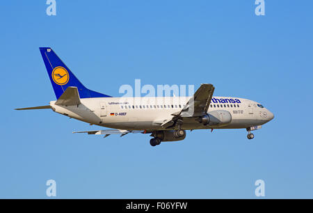 ZURICH - 18 juillet : Boeing-737, Lufthansa l'atterrissage à l'aéroport de Zurich après vol court-courrier le 18 juillet 2015 à Zurich, Switzerlan Banque D'Images