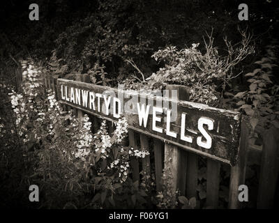 Sepia shot de l'ancien panneau indicateur de gare à la gare à Llanwrtyd Wells, Powys, Mid Wales Banque D'Images