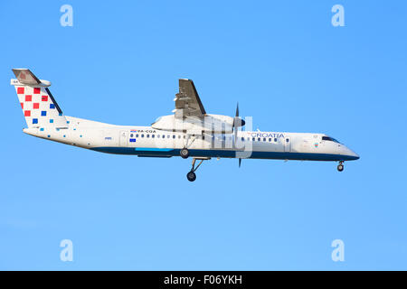 ZURICH - 18 juillet : Bombardier Q400 Airlines croate l'atterrissage à l'aéroport de Zurich après vol court-courrier le 18 juillet 2015 à Zurich Banque D'Images