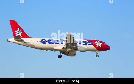 ZURICH - 18 juillet : Airbus A319, Edelweiss Air l'atterrissage à l'aéroport de Zurich après vol court-courrier le 18 juillet 2015 à Zurich, Suisse Banque D'Images