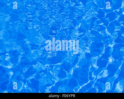 Belle eau de piscine claire reflétant au soleil Banque D'Images