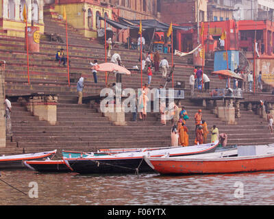 Pèlerins hindous echelle en début de matinée à Dasawamedh ghat à côté du fleuve sacré du Gange à Varanasi Banque D'Images