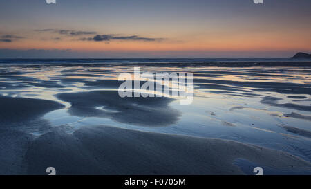 Coucher du soleil à marée basse sur la plage de Perran, Broad Oak, Cornwall Banque D'Images