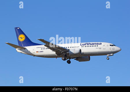 ZURICH - 18 juillet : Boeing-737 Lufthansa l'atterrissage à Zurich après vol court-courrier le 18 juillet 2015 à Zurich, Suisse. Zurich Banque D'Images