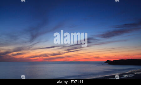 Un coucher de soleil sur la baie de Perran, Broad Oak, Cornwall Banque D'Images