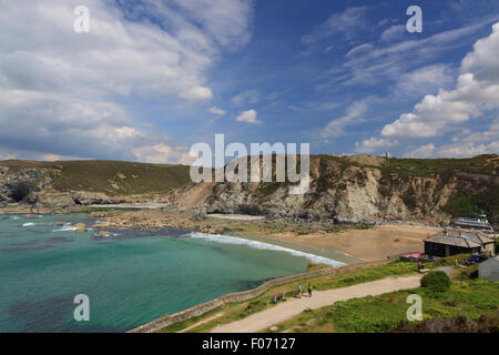 Donnant sur Trevaunance Cove du South West Coast Path, près de St Agnes, Cornwall Banque D'Images