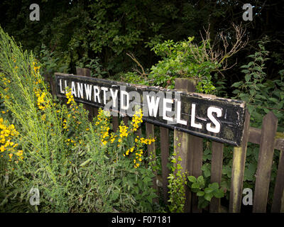 Nom ancien panneau à l'entrée de la Gare à Llanwrtyd Wells, Powys, Mid Wales Banque D'Images