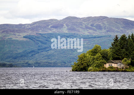 Le Loch Lomond, Glasgow, Ecosse, Royaume-Uni. 9 Août, 2015 : Météo : les vacanciers et les touristes appréciant le week-end sur le Loch Lomond. Bien que le temps était couvert et les touristes sont venus pour profiter encore de leurs sorties sur le Loch Lomond pendant la pause de fin de semaine. Peu importe le temps le Loch Lomond a attiré l'intérêt et témoignages du monde entier pour sa beauté à couper le souffle, la faune variée et de la richesse de l'histoire, les légendes et le folklore. Credit : Dundee Photographics/Alamy Live News Banque D'Images