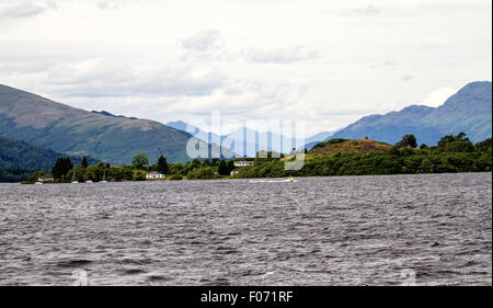 Le Loch Lomond, Glasgow, Ecosse, Royaume-Uni. 9 Août, 2015 : Météo : les vacanciers et les touristes appréciant le week-end sur le Loch Lomond. Bien que le temps était couvert et les touristes sont venus pour profiter encore de leurs sorties sur le Loch Lomond pendant la pause de fin de semaine. Peu importe le temps le Loch Lomond a attiré l'intérêt et témoignages du monde entier pour sa beauté à couper le souffle, la faune variée et de la richesse de l'histoire, les légendes et le folklore. Credit : Dundee Photographics/Alamy Live News Banque D'Images