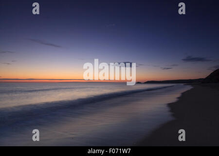 Coucher de soleil sur la marée haute à plage de Perran et baie de Perran, Broad Oak, Cornwall Banque D'Images